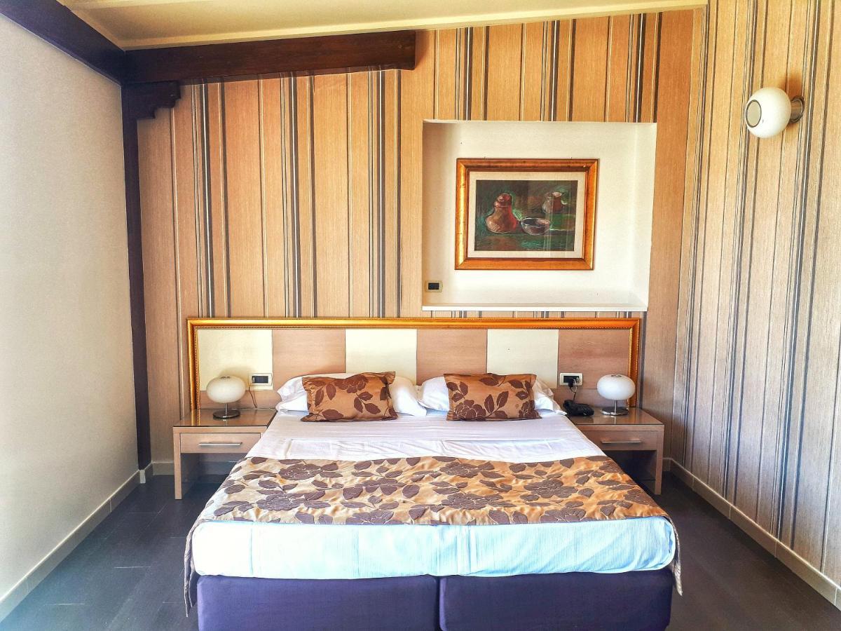Hotel Le Chevalier タオルミーナ エクステリア 写真