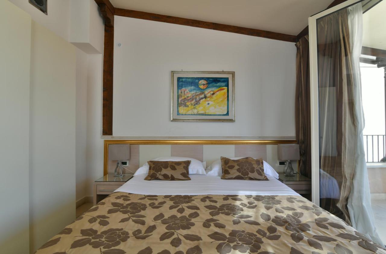 Hotel Le Chevalier タオルミーナ エクステリア 写真